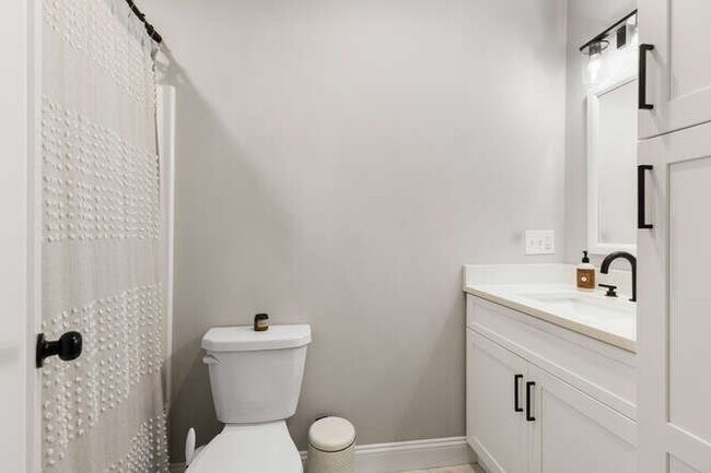 Building Photo - 22 Victor St