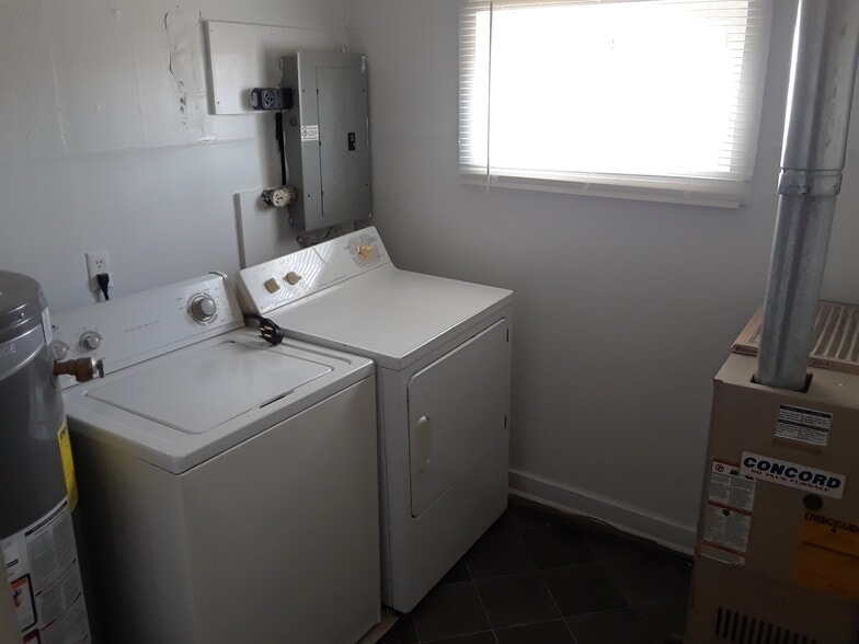 Building Photo - 222 Rosehill Ave