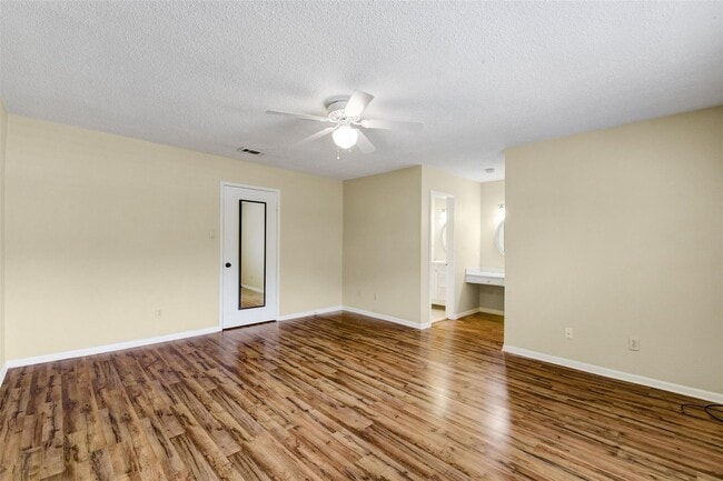 Building Photo - 3 BD / 2.5 BR Townhome in Memorial Club co...