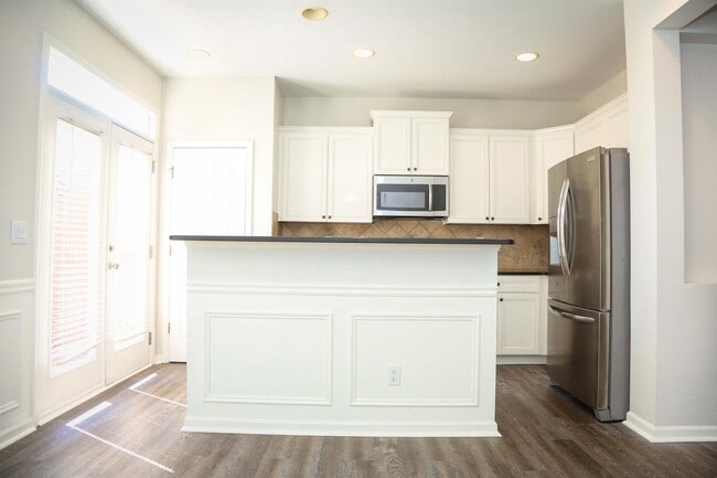 Building Photo - 851 Stratum Way SE