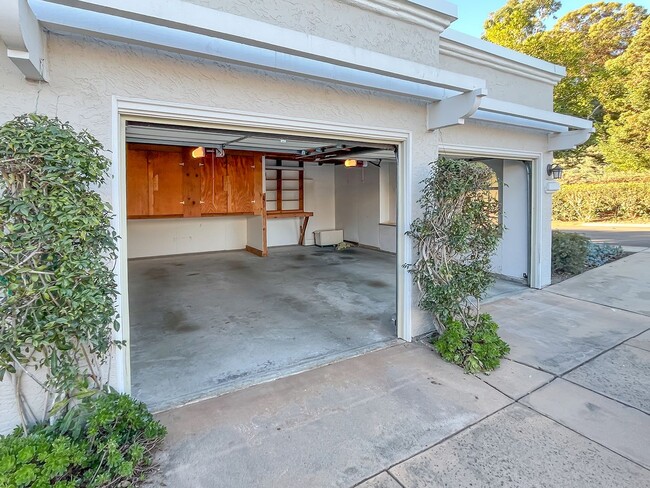 Building Photo - Beautiful corner unit in Lake San Marcos