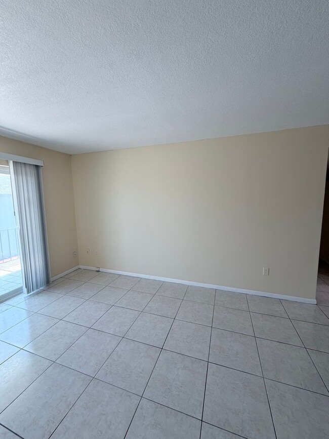 Building Photo - Two bedroom & Two bathroom Condo with balcony and laundry facilities