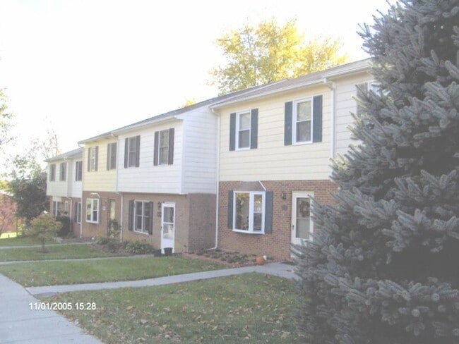 Building Photo - * RE-RENTAL AVAILABLE 4/6/26 * 3 Bedroom 2.5 Bath Townhouse
