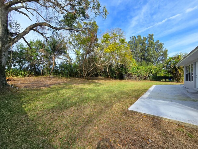 Building Photo - Charming 2 bed 2 bath in Vero Beach!