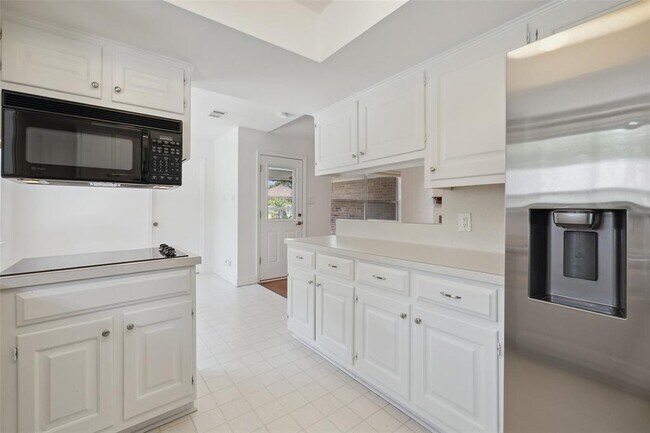 Building Photo - 7202 Squirrel Oak Cir