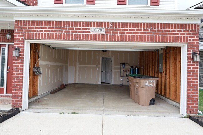 Building Photo - 1899 Lakecrest Dr