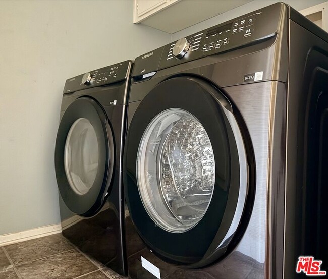 Building Photo - 6716 Clybourn Ave