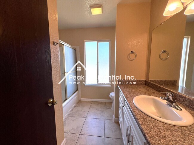 Building Photo - Spacious Elk Grove 2bd/2ba Triplex