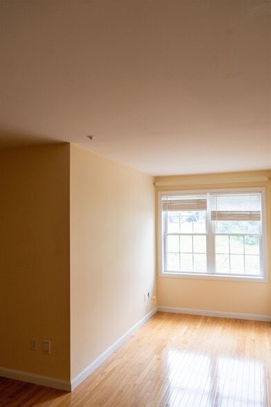 Building Photo - 27 Reed Dr