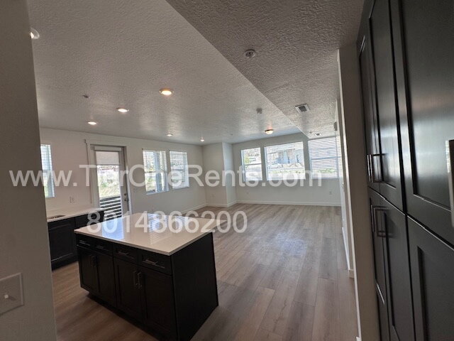 Building Photo - Move-in special:  First month's rent free!