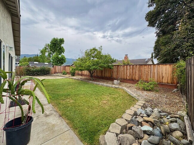 Building Photo - Spacious 3 Bedroom Gilroy Home with AC  & Attached Garage