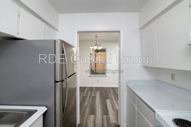 Building Photo - 7048 Glenview Dr