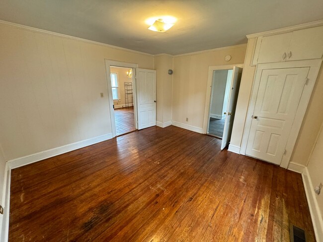 Building Photo - Cute 1 bedroom 1 bathroom home. Very close...