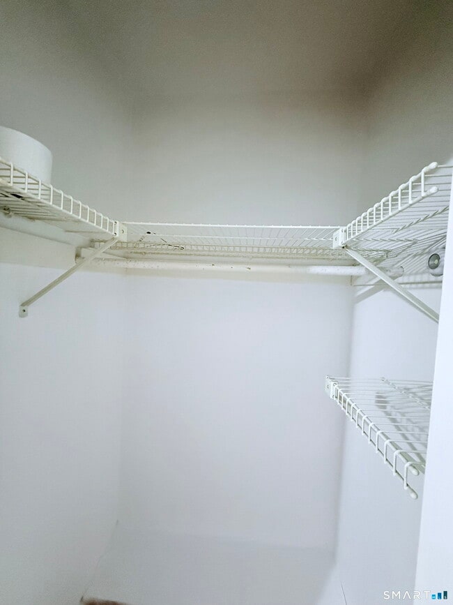 Building Photo - 140 Woodside Green