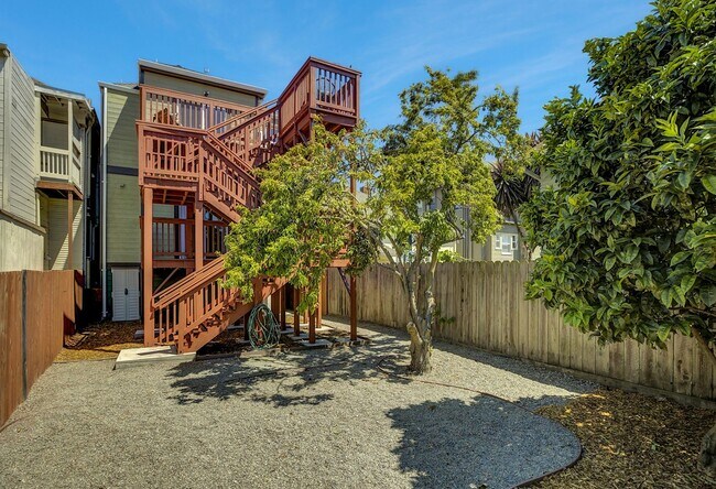 Building Photo - Stylish West Oakland 2/1 Flat - Completely Renovated.