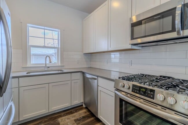 Building Photo - 1502 Simsbury St