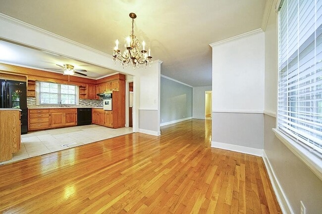 Building Photo - Beautiful 4-bedroom, 3-bathroom home located in the highly desirable Crieve Hall area!