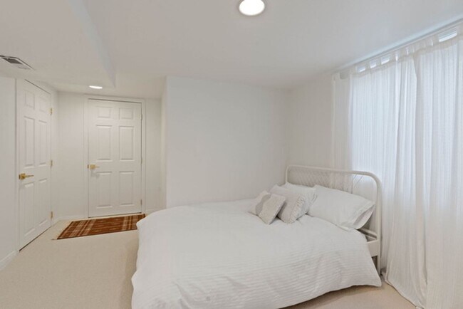 Building Photo - Beautiful Single Family Home!