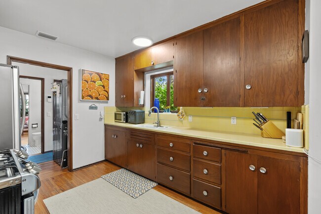 Building Photo - 467 Irving Dr