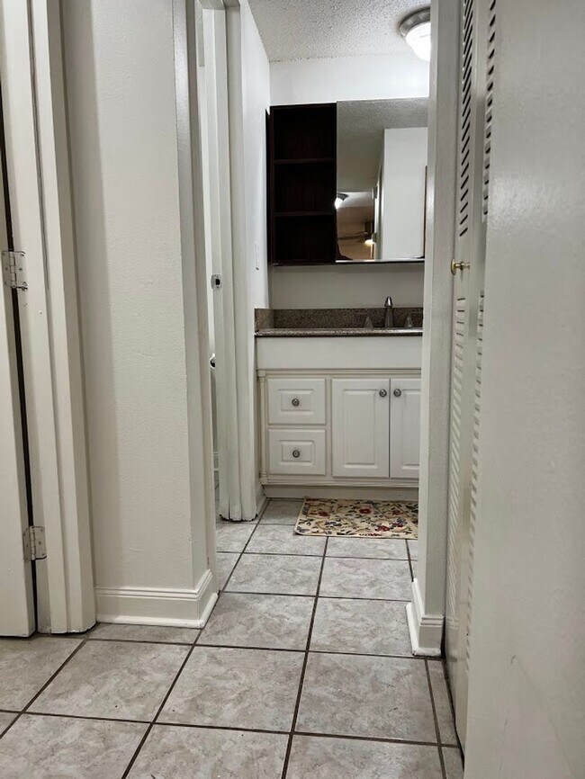 Building Photo - Location, location, location! 875 SF Unit-...