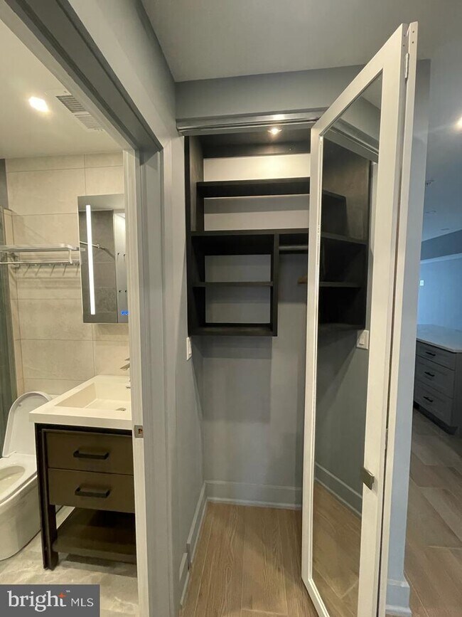 Building Photo - 527 S 20th St