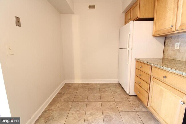 Building Photo - 3123 Sayre Dr