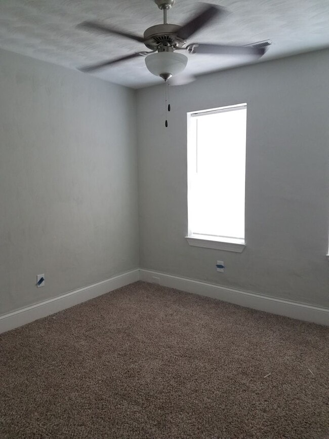 Building Photo - Spacious 4 Bedroom 3.5 Bath
