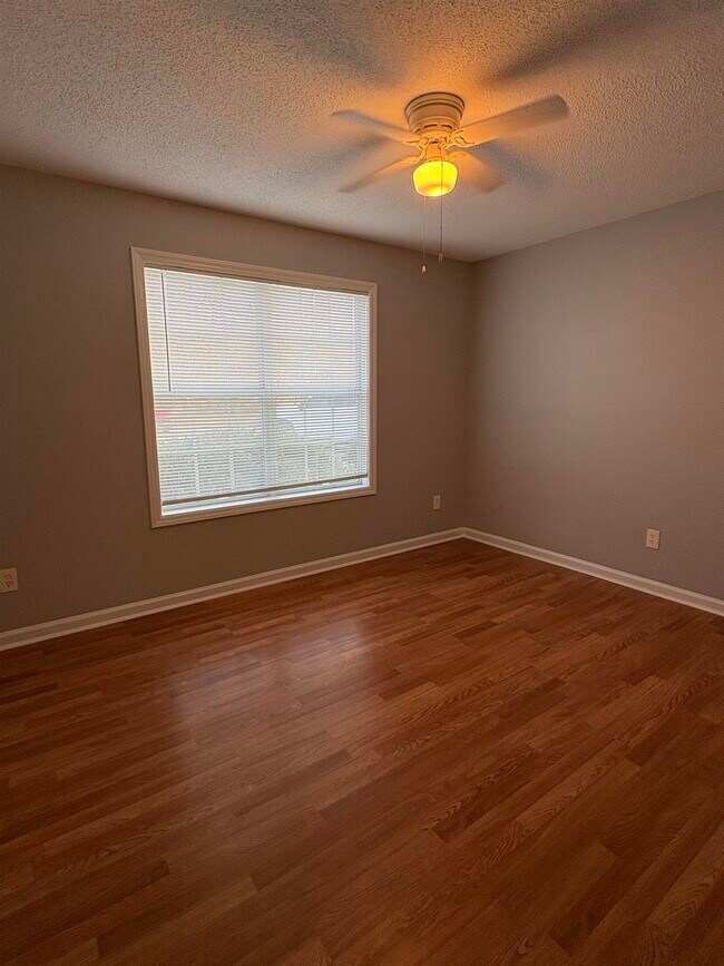 Building Photo - 922 Fairwood Lakes Dr