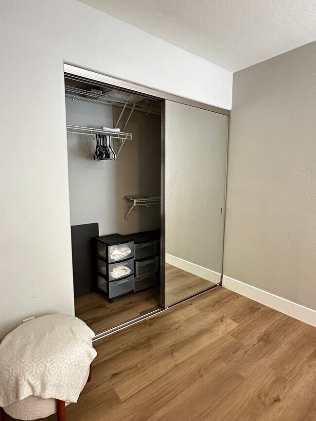 Building Photo - FULLY FURNISHED 1 BEDROOM 1 BATHROOM CONDO UPDATED HEART OF THE VALLEY