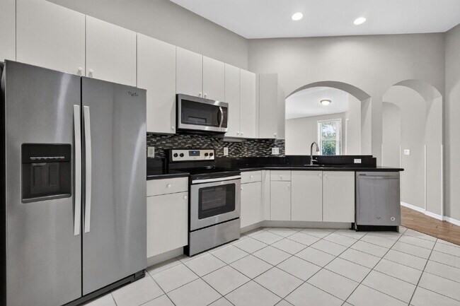 Building Photo - "Charming 2 Bed plus Den, 2-Bath Townhouse with 1500 Sq Ft of Comfort in Greenacres!"