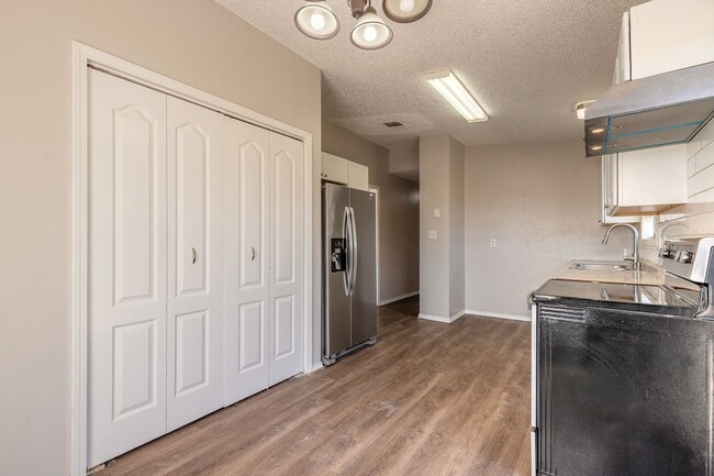 Building Photo - 608 Walker St