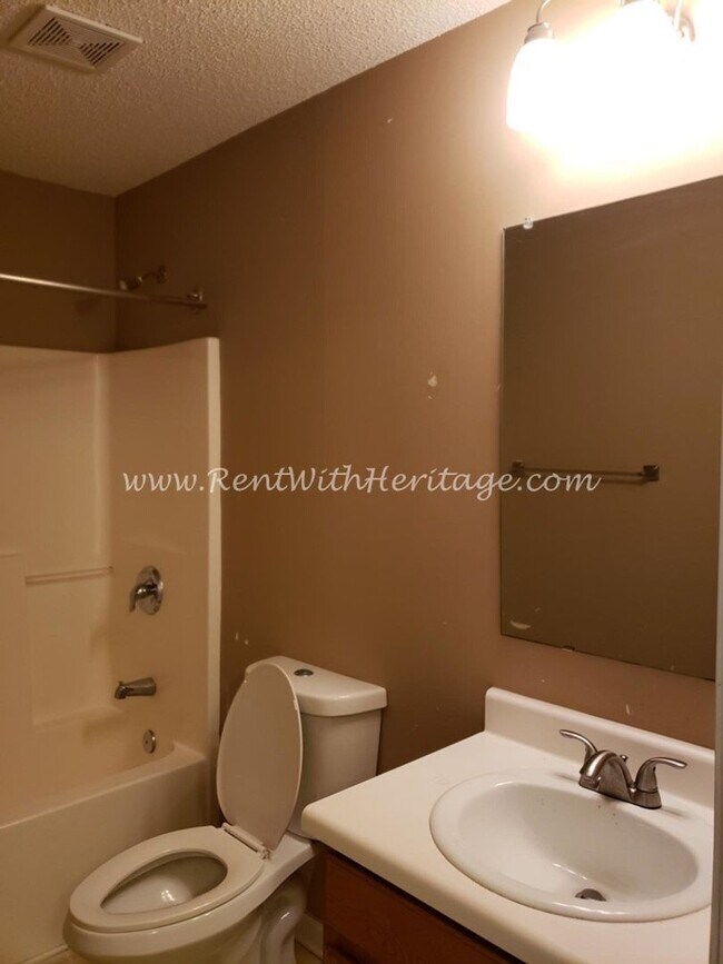 Building Photo - Gorgeous Brick Home with Golf Course / Lake View in Popular Mirror Lake Golf/ Swim / Tennis Subdi...