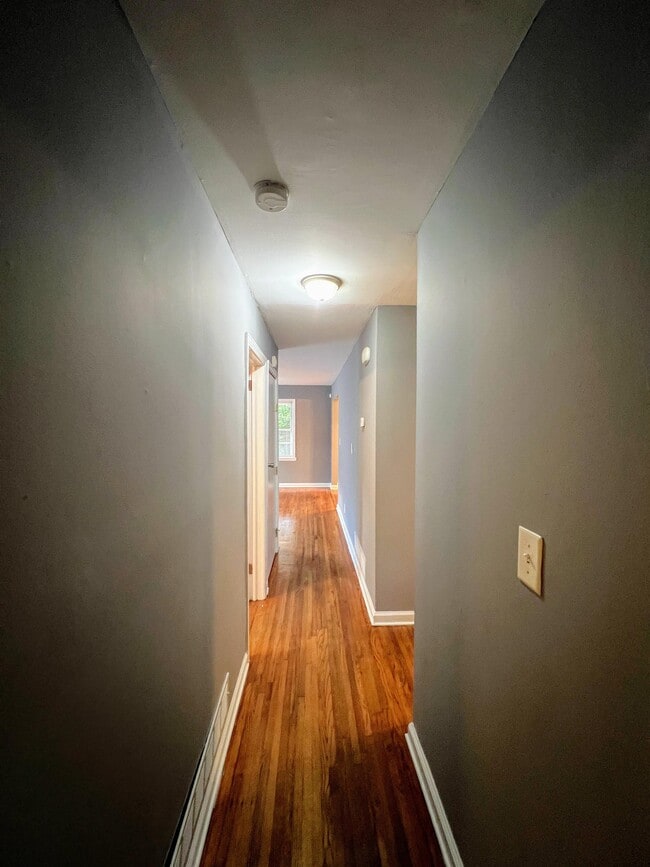 Building Photo - 2884 Meadowview Dr SE