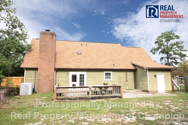 Building Photo - Charming Home Backing up to Arrowhead Park...