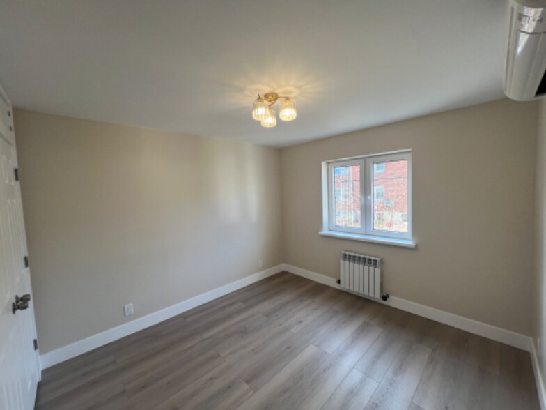 Building Photo - 61-60 69th Ln