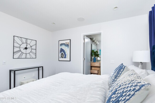 Building Photo - 6924 E Mariposa Dr