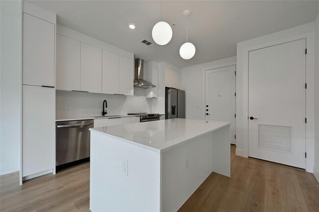 Building Photo - 1701 Simond Ave Ave