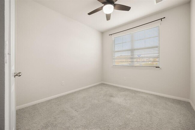 Building Photo - 413 Emerald Cv