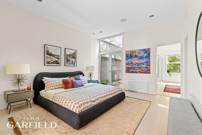 Building Photo - 240 E 61st St