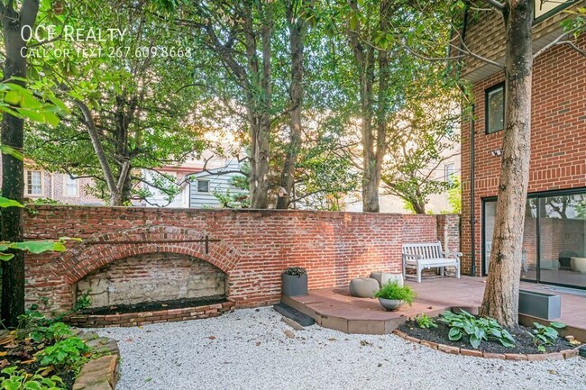 Building Photo - Stunning Old City Townhome