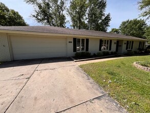 Building Photo - 3-Bed, 2-bath Luxury Southern Hills Designer Home!