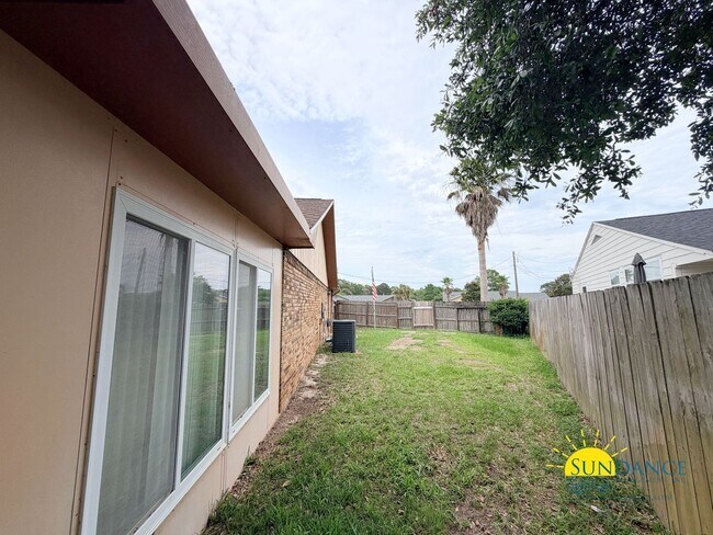 Building Photo - Charming 3BR Home in Mary Esther Near Hurlburt Field!