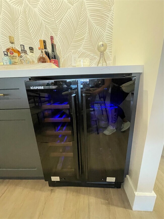 Building Photo - 400 Kings Point Dr