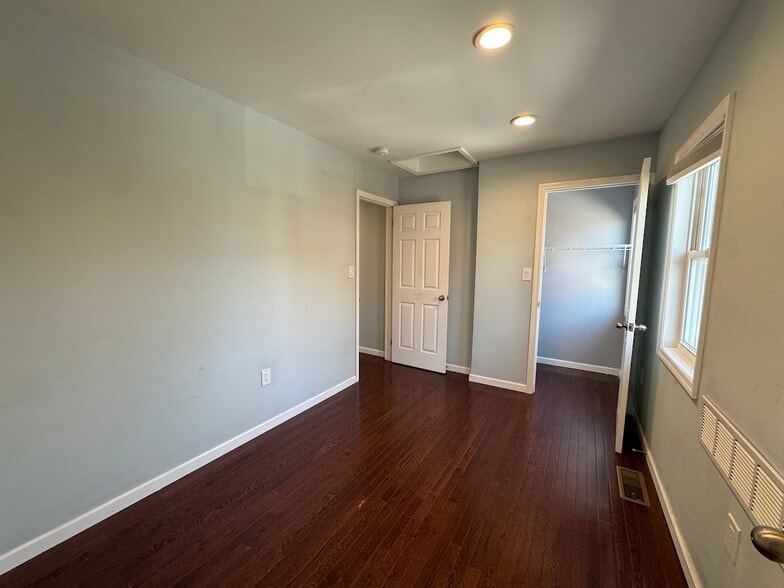Building Photo - 4416 Plummer St