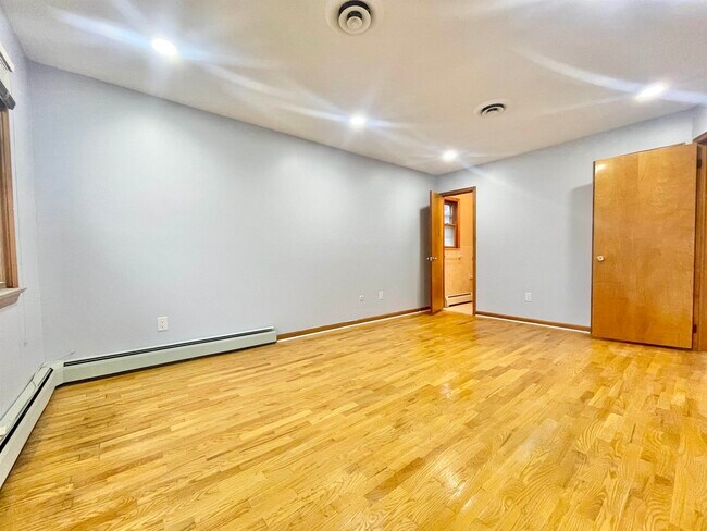 Building Photo - 47 Country Village Ct