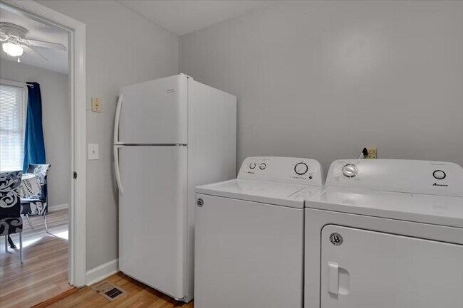 Building Photo - 803 W Markham Ave