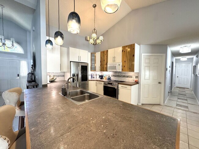Building Photo - 4955 Southfork Ranch Dr