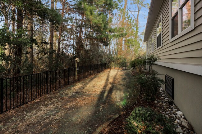 Building Photo - 137 Shoreview Dr