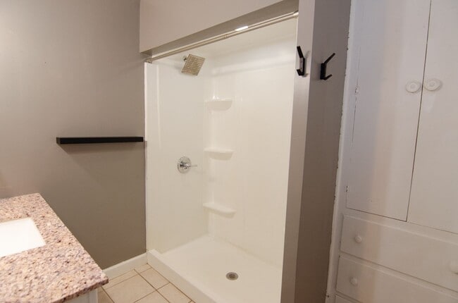 Building Photo - Precious Bungalow Home Rental in Norfolk!