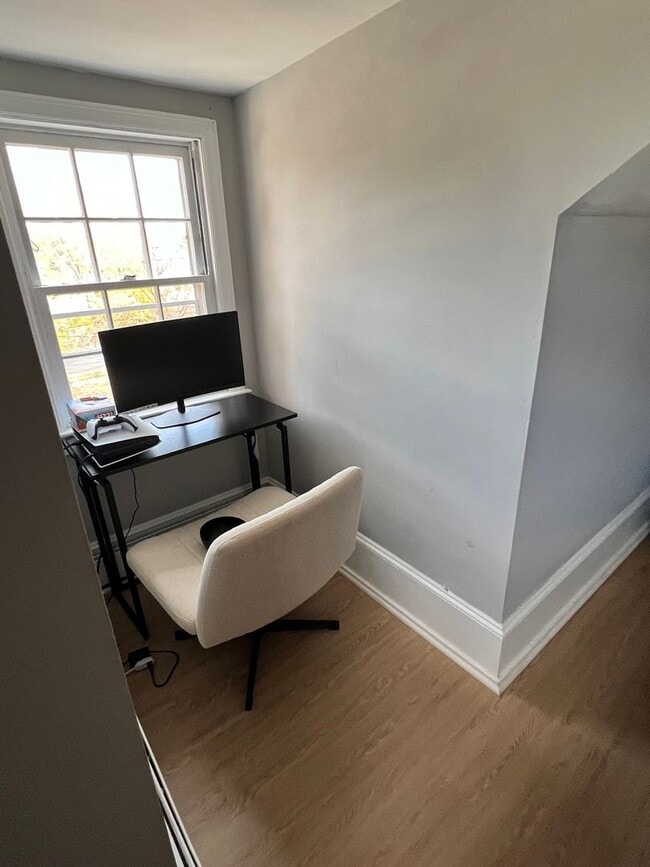 Building Photo - Pennington Rd, Ewing, NJ – 6BR / 2BA. Large single-family home near TCNJ with spacious driveway